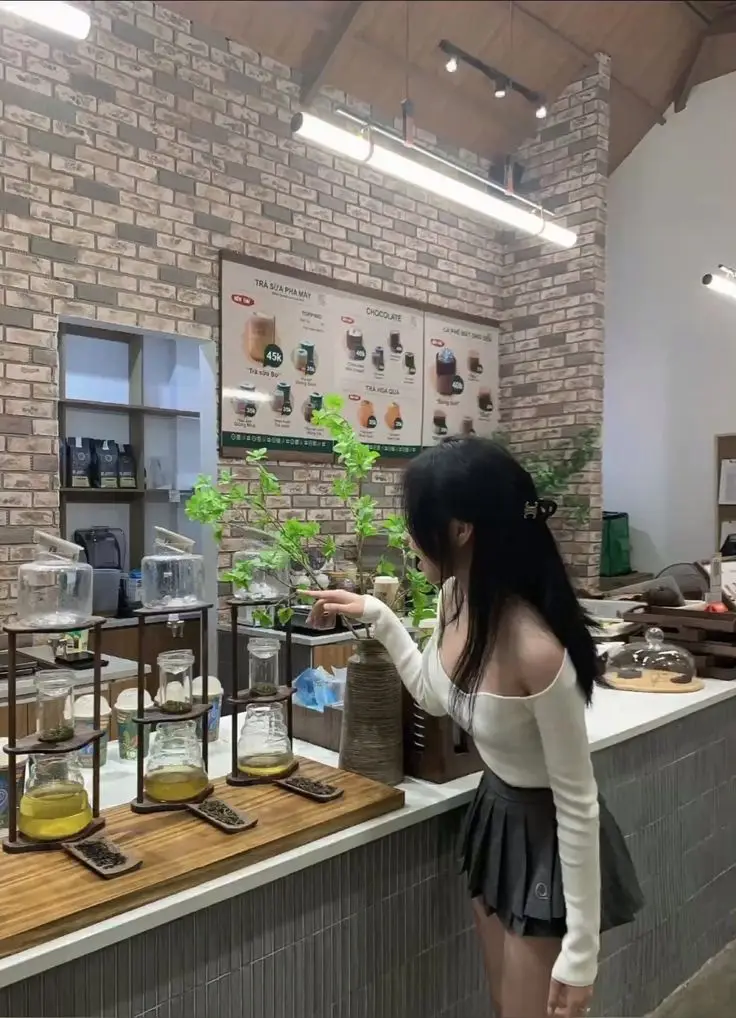 Gái Xinh Che Mặt Bằng Điện Thoại - Xu Hướng Mới Trong Thế Giới Ảnh 11