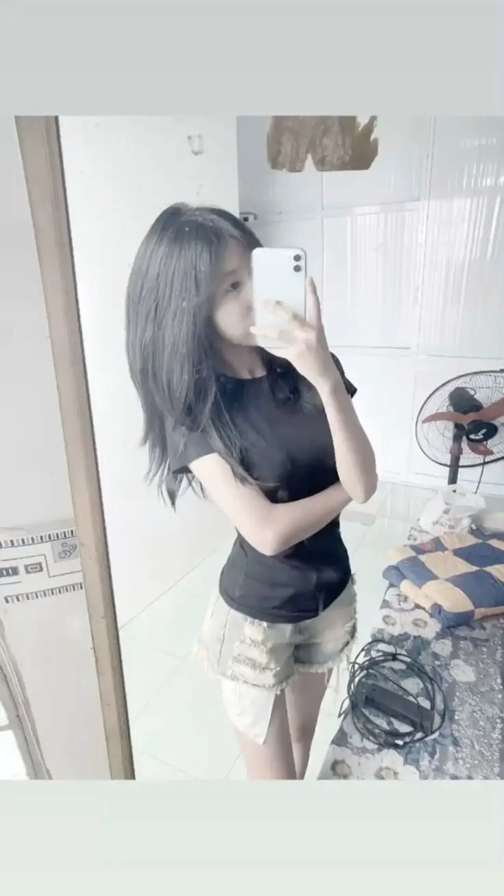 Gái Xinh Che Mặt Bằng Điện Thoại - Xu Hướng Mới Trong Thế Giới Ảnh 16