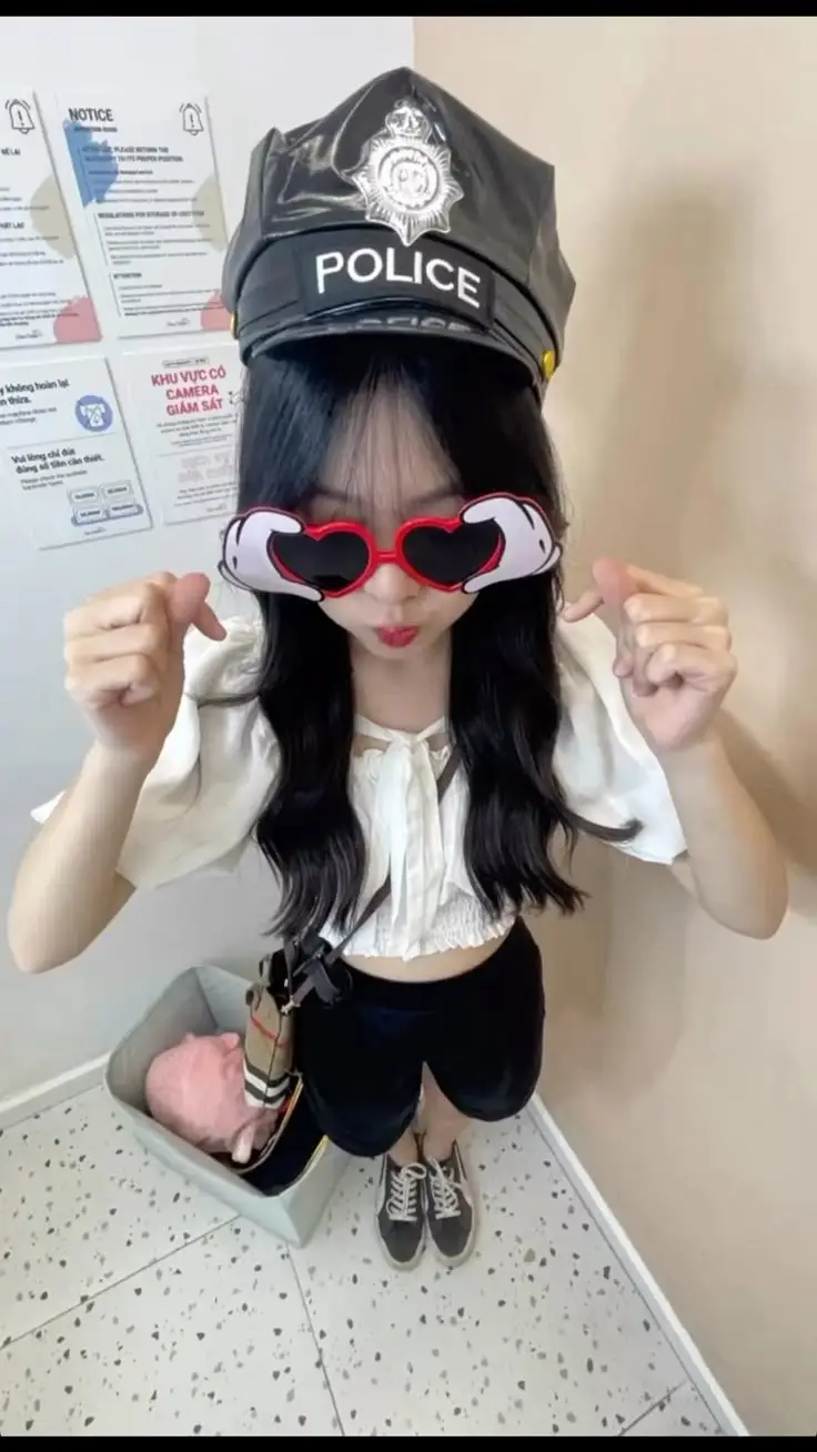 Gái Xinh Che Mặt Bằng Điện Thoại - Xu Hướng Mới Trong Thế Giới Ảnh 24