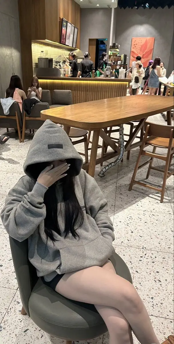 Gái Xinh Che Mặt Bằng Điện Thoại - Xu Hướng Mới Trong Thế Giới Ảnh 27