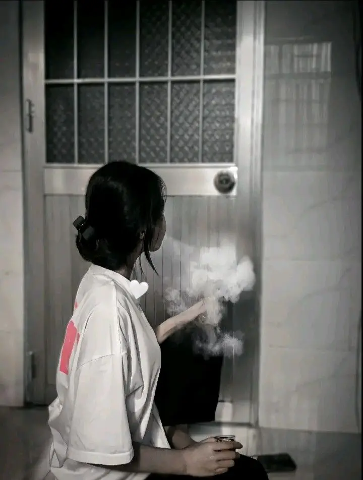 Gái Xinh Che Mặt Bằng Điện Thoại - Xu Hướng Mới Trong Thế Giới Ảnh 30