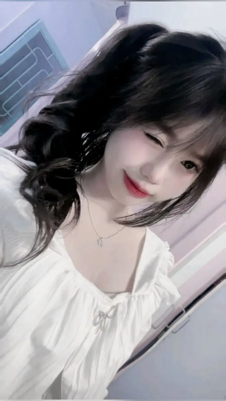 Gái Xinh Che Mặt Bằng Điện Thoại - Xu Hướng Mới Trong Thế Giới Ảnh 32