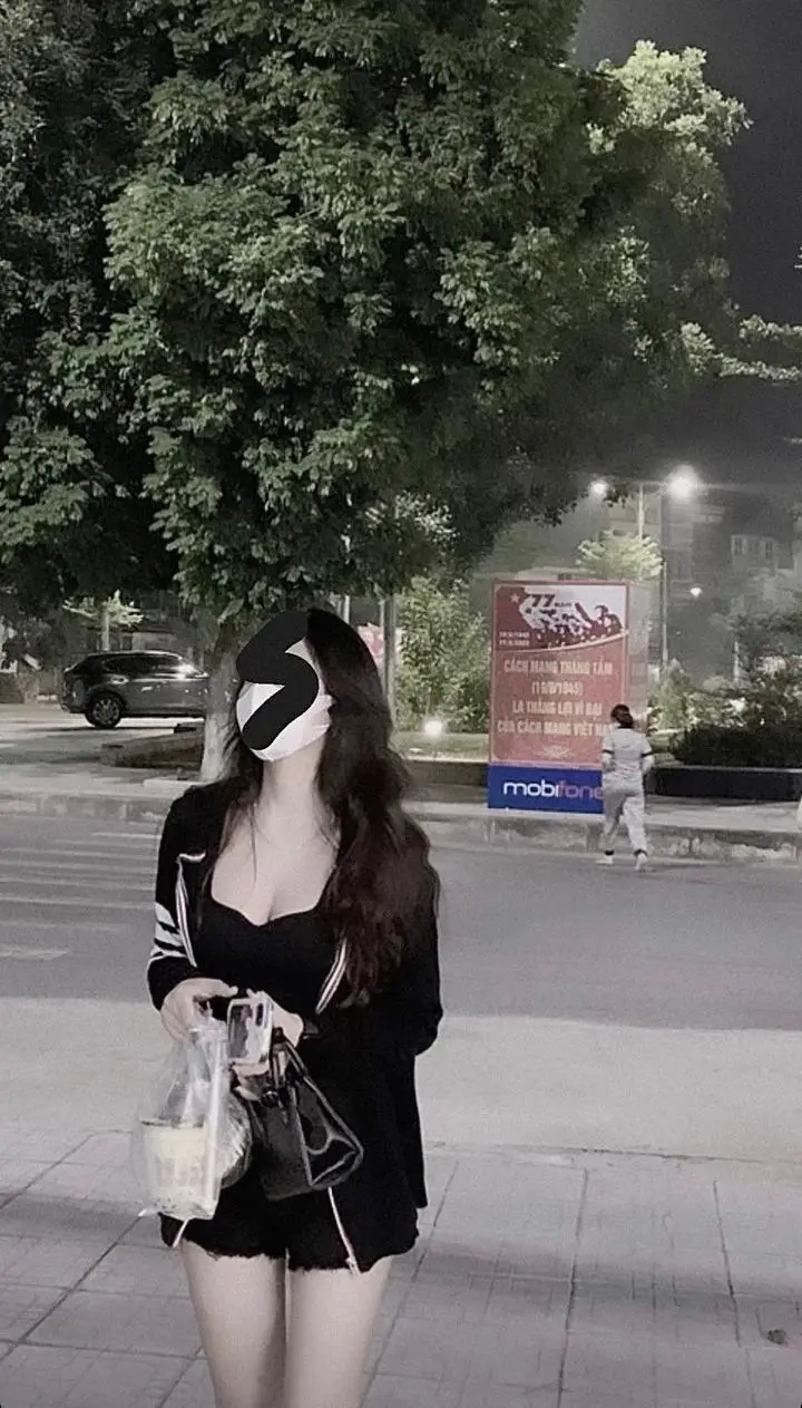 Gái Xinh Che Mặt Bằng Điện Thoại - Xu Hướng Mới Trong Thế Giới Ảnh 36