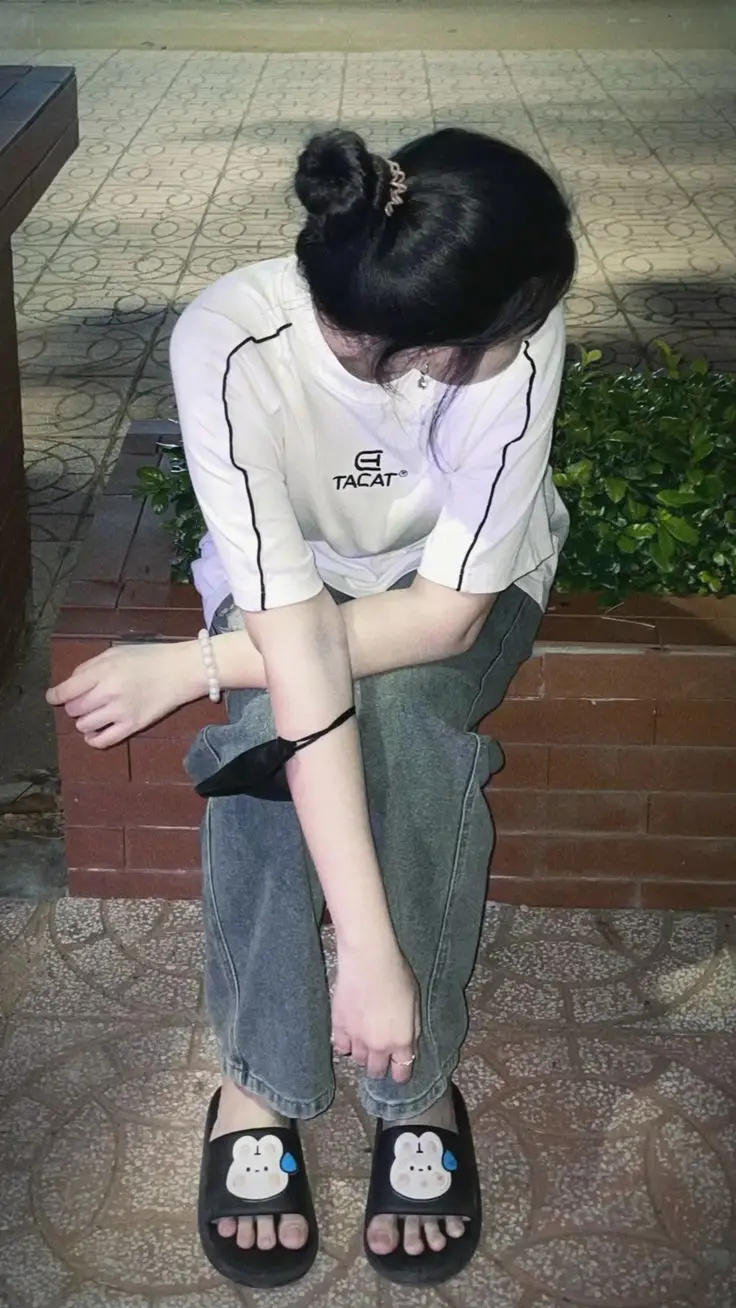 Gái Xinh Che Mặt Bằng Điện Thoại - Xu Hướng Mới Trong Thế Giới Ảnh 43