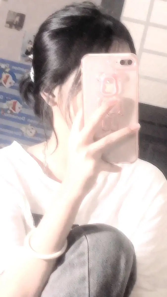 Gái Xinh Che Mặt Bằng Điện Thoại - Xu Hướng Mới Trong Thế Giới Ảnh 47