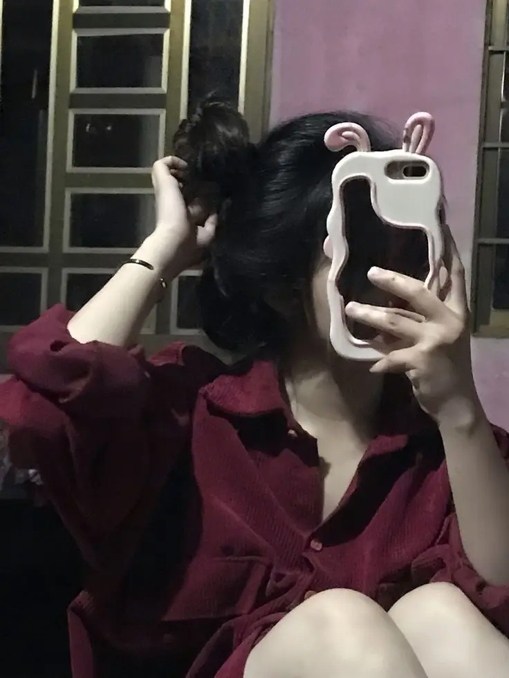 Gái Xinh Che Mặt Bằng Điện Thoại - Xu Hướng Mới Trong Thế Giới Ảnh 48