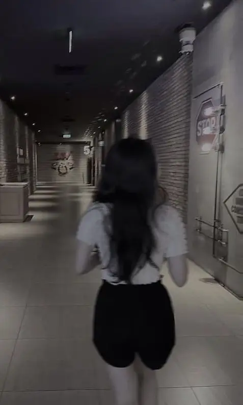 Gái Xinh Che Mặt Bằng Điện Thoại - Xu Hướng Mới Trong Thế Giới Ảnh 49