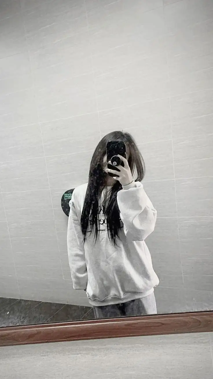 Gái Xinh Che Mặt Bằng Điện Thoại - Xu Hướng Mới Trong Thế Giới Ảnh 51