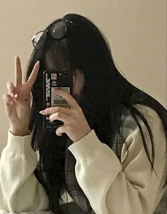 Gái Xinh Che Mặt Bằng Điện Thoại - Xu Hướng Mới Trong Thế Giới Ảnh 53