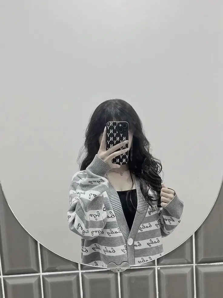 Gái Xinh Che Mặt Bằng Điện Thoại - Xu Hướng Mới Trong Thế Giới Ảnh 54