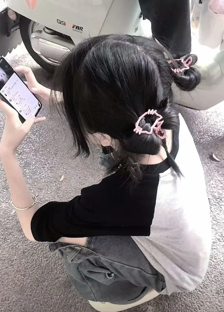 Gái Xinh Che Mặt Tóc Ngắn: Một Phong Cách Thú Vị 30