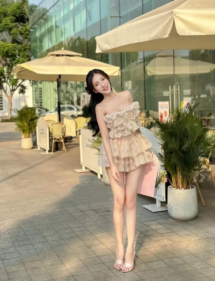 Gái Xinh Mặc Áo 2 Dây - Một Cuộc Hành Trình Thời Trang 2