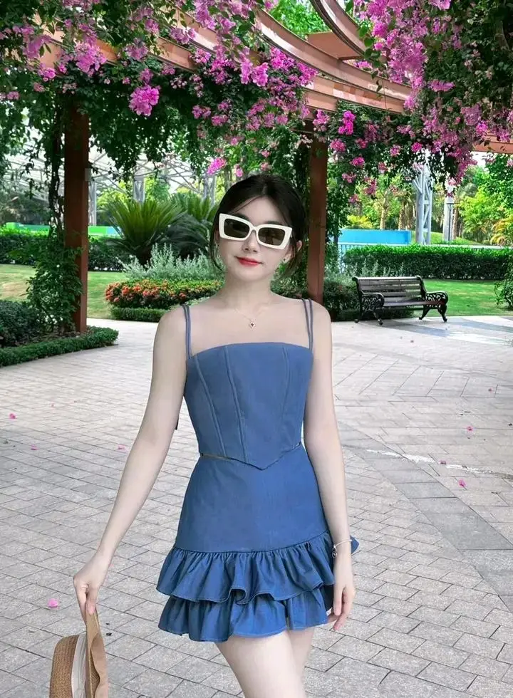 Gái Xinh Mặc Áo 2 Dây - Một Cuộc Hành Trình Thời Trang 5