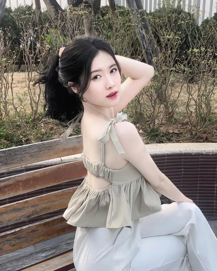 Gái Xinh Mặc Áo 2 Dây - Một Cuộc Hành Trình Thời Trang 6