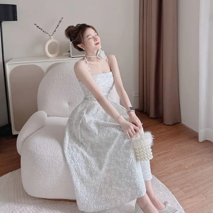 Gái Xinh Mặc Áo 2 Dây - Một Cuộc Hành Trình Thời Trang 8