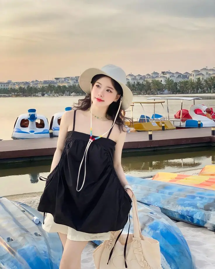 Gái Xinh Mặc Áo 2 Dây - Một Cuộc Hành Trình Thời Trang 12