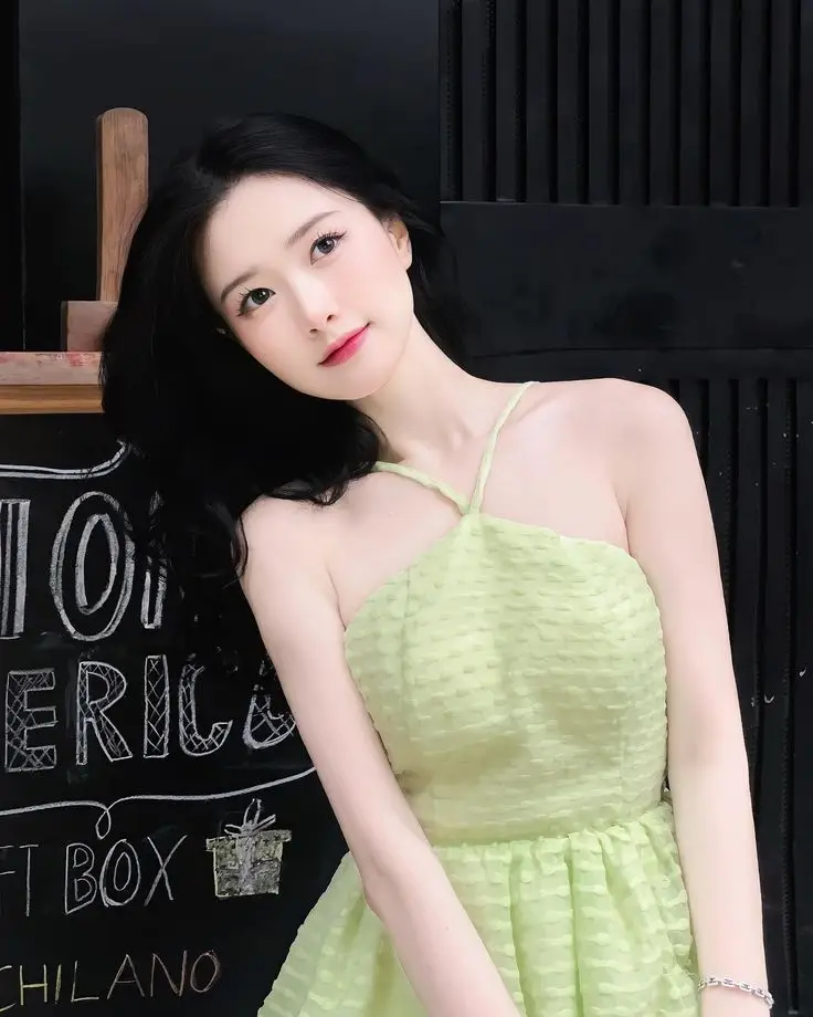 Gái Xinh Mặc Áo 2 Dây - Một Cuộc Hành Trình Thời Trang 15