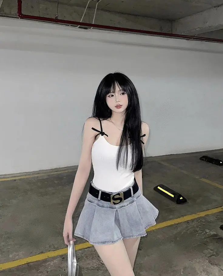Gái Xinh Mặc Áo 2 Dây - Một Cuộc Hành Trình Thời Trang 18