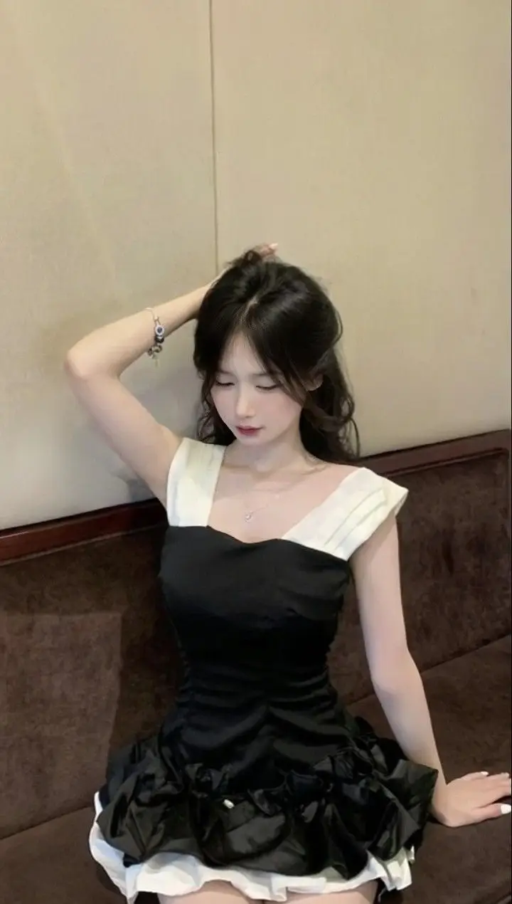 Gái Xinh Mặc Áo 2 Dây - Một Cuộc Hành Trình Thời Trang 20