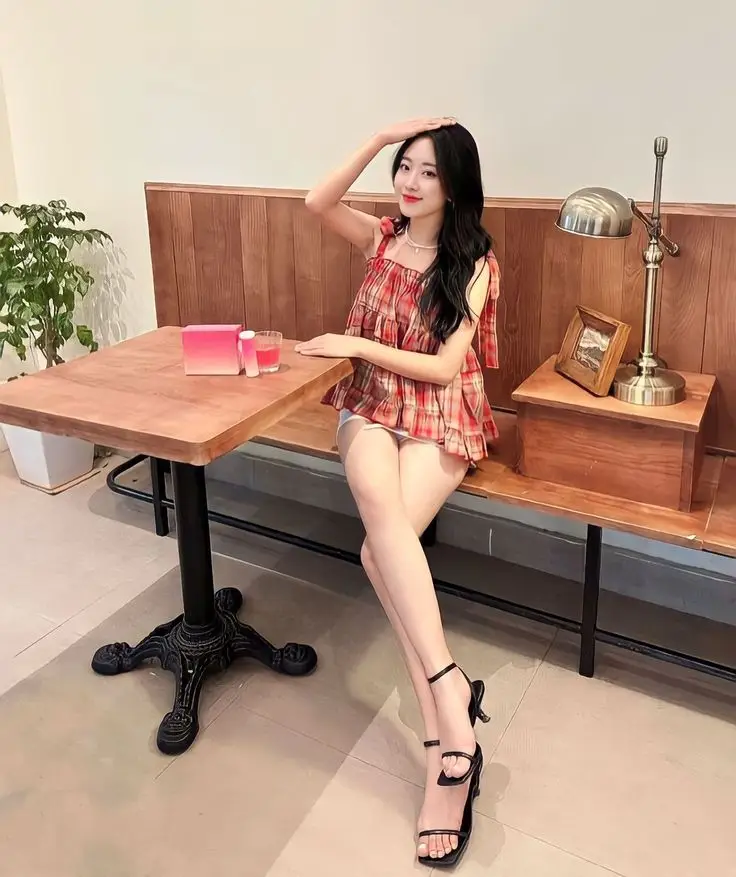 Gái Xinh Mặc Áo 2 Dây - Một Cuộc Hành Trình Thời Trang 24