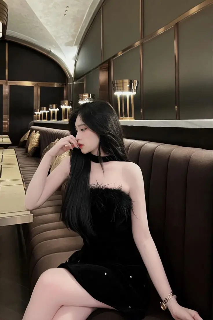 Gái Xinh Mặc Áo 2 Dây - Một Cuộc Hành Trình Thời Trang 28