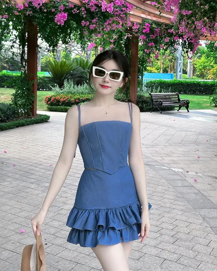 Gái Xinh Mặc Áo 2 Dây - Một Cuộc Hành Trình Thời Trang 44