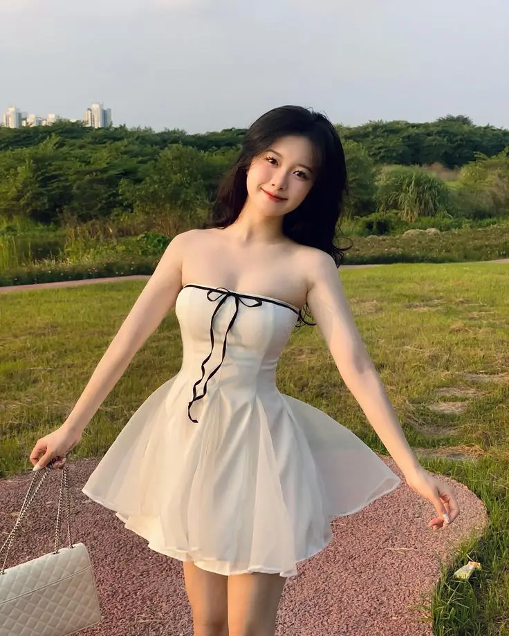 Gái Xinh Mặc Áo 2 Dây - Một Cuộc Hành Trình Thời Trang 45