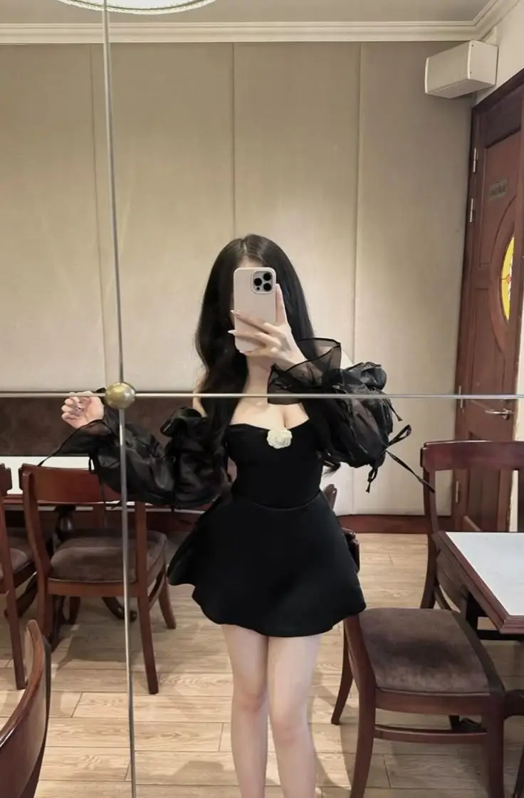 Gái Xinh Mặc Đồ Hở Hang Nổi Bật 1