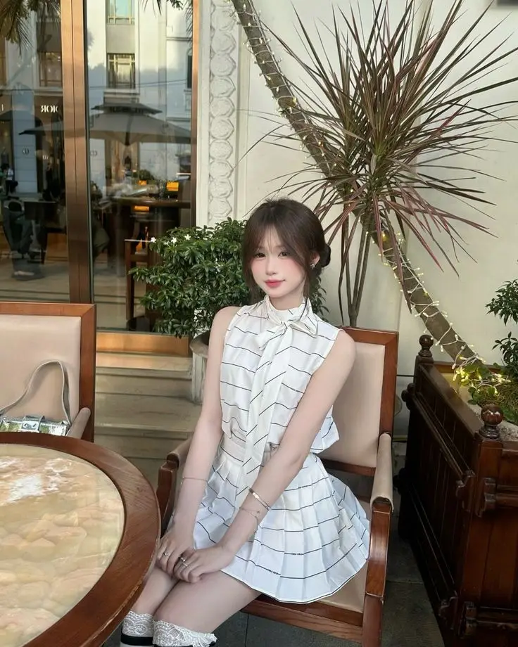 Gái Xinh Mặc Váy Ngắn: Hình Ảnh Thời Trang Nữ Tính 5