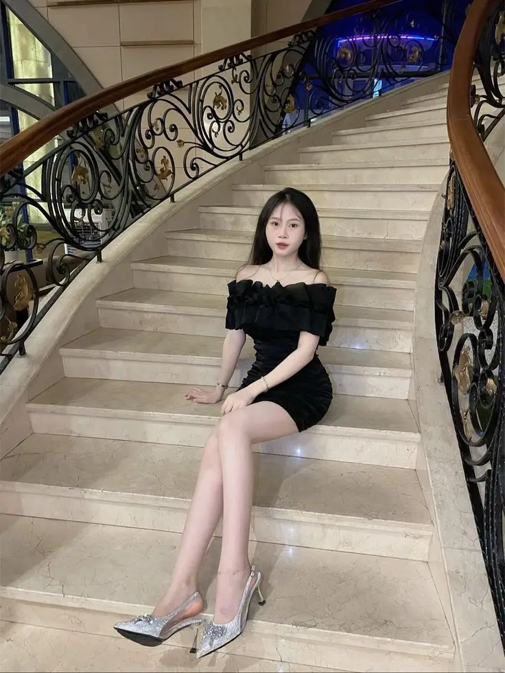 Gái Xinh Mặc Váy Ngắn: Hình Ảnh Thời Trang Nữ Tính 7