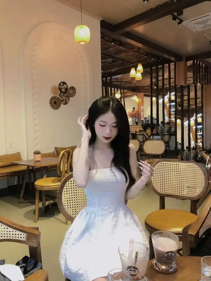 Gái Xinh Mặc Váy Ngắn: Hình Ảnh Thời Trang Nữ Tính 9