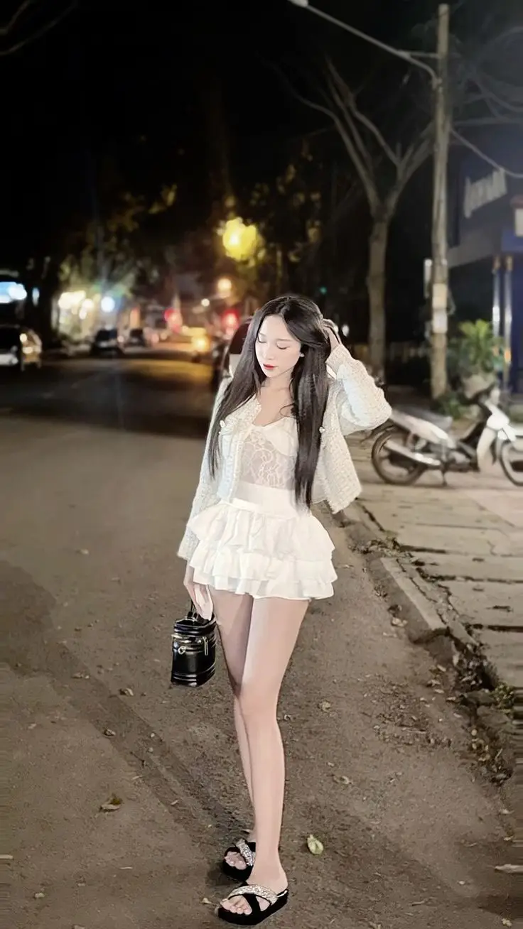 Gái Xinh Mặc Váy Ngắn: Hình Ảnh Thời Trang Nữ Tính 13
