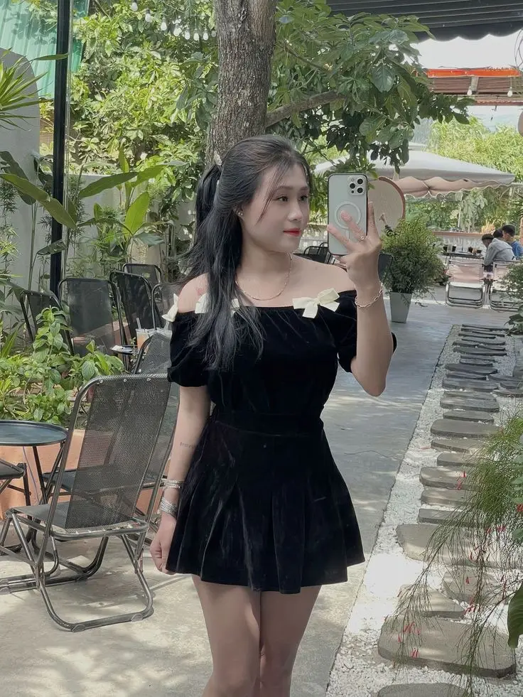 Gái Xinh Mặc Váy Ngắn: Hình Ảnh Thời Trang Nữ Tính 14