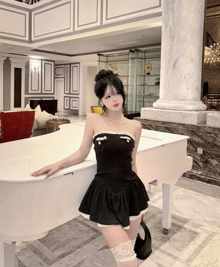 Gái Xinh Mặc Váy Ngắn: Hình Ảnh Thời Trang Nữ Tính 17