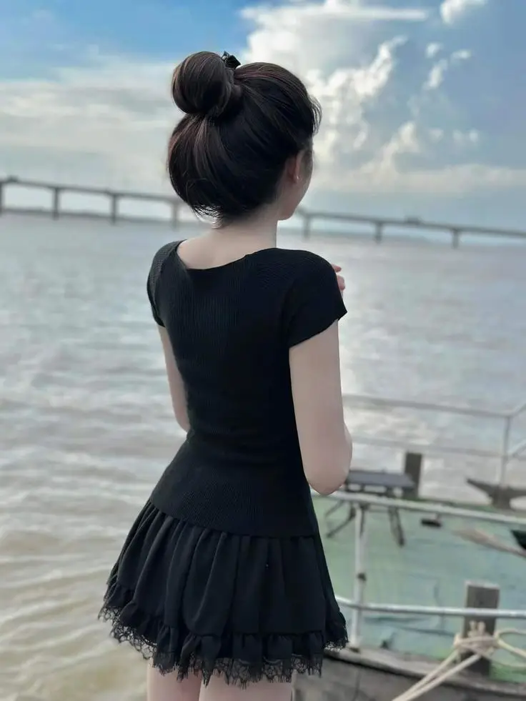 Gái Xinh Mặc Váy Ngắn: Hình Ảnh Thời Trang Nữ Tính 24