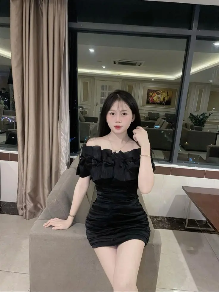 Gái Xinh Mặc Váy Ngắn: Hình Ảnh Thời Trang Nữ Tính 25