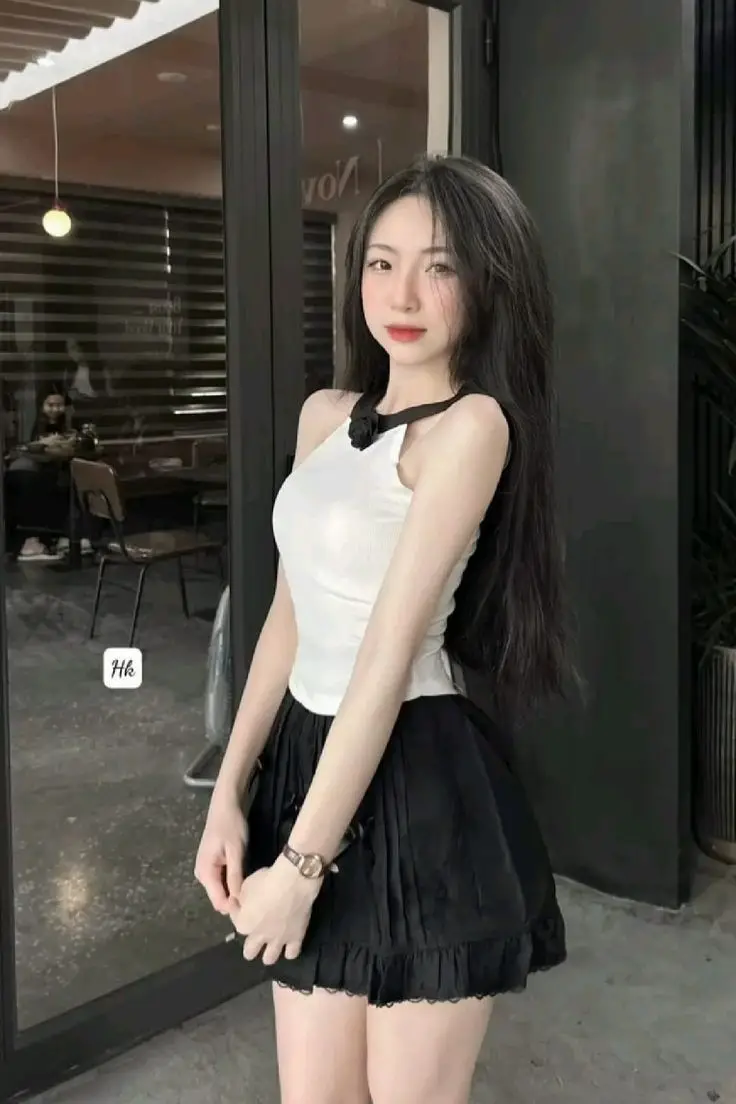 Gái Xinh Mặc Váy Ngắn: Hình Ảnh Thời Trang Nữ Tính 28