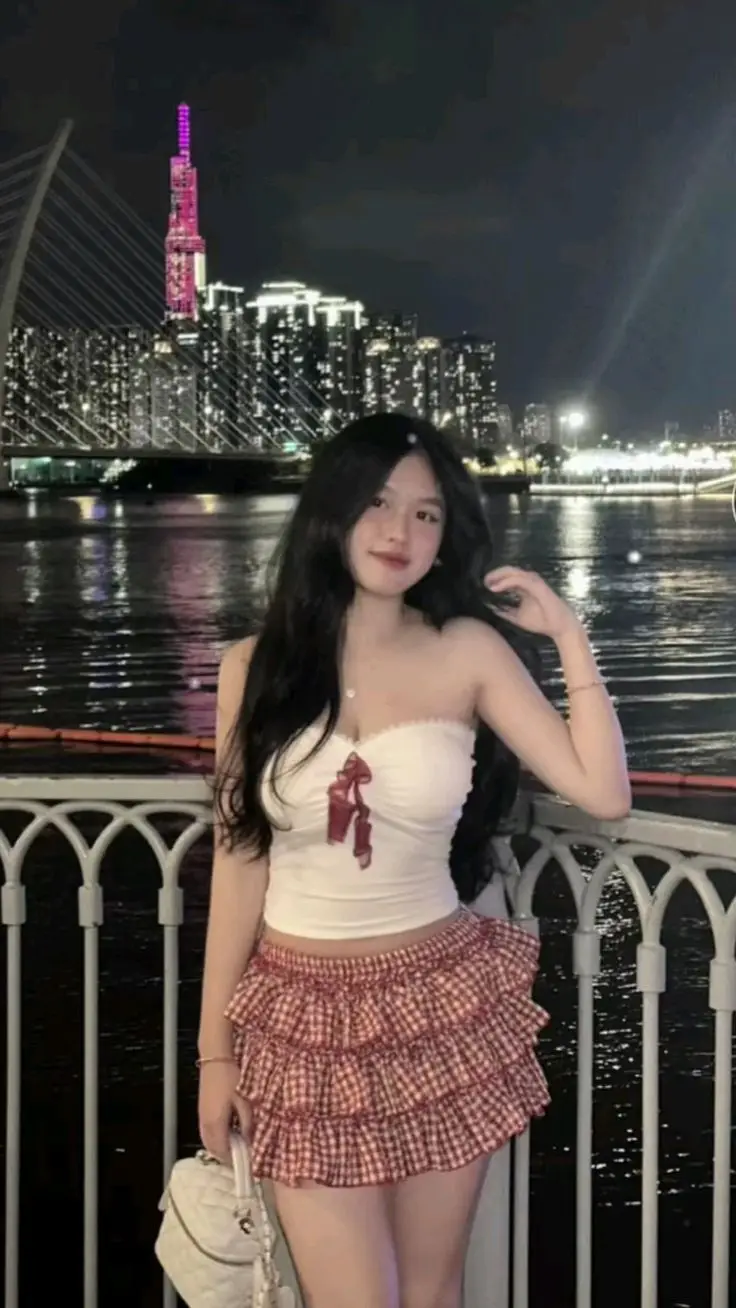 Gái Xinh Mặc Váy Ngắn: Hình Ảnh Thời Trang Nữ Tính 33