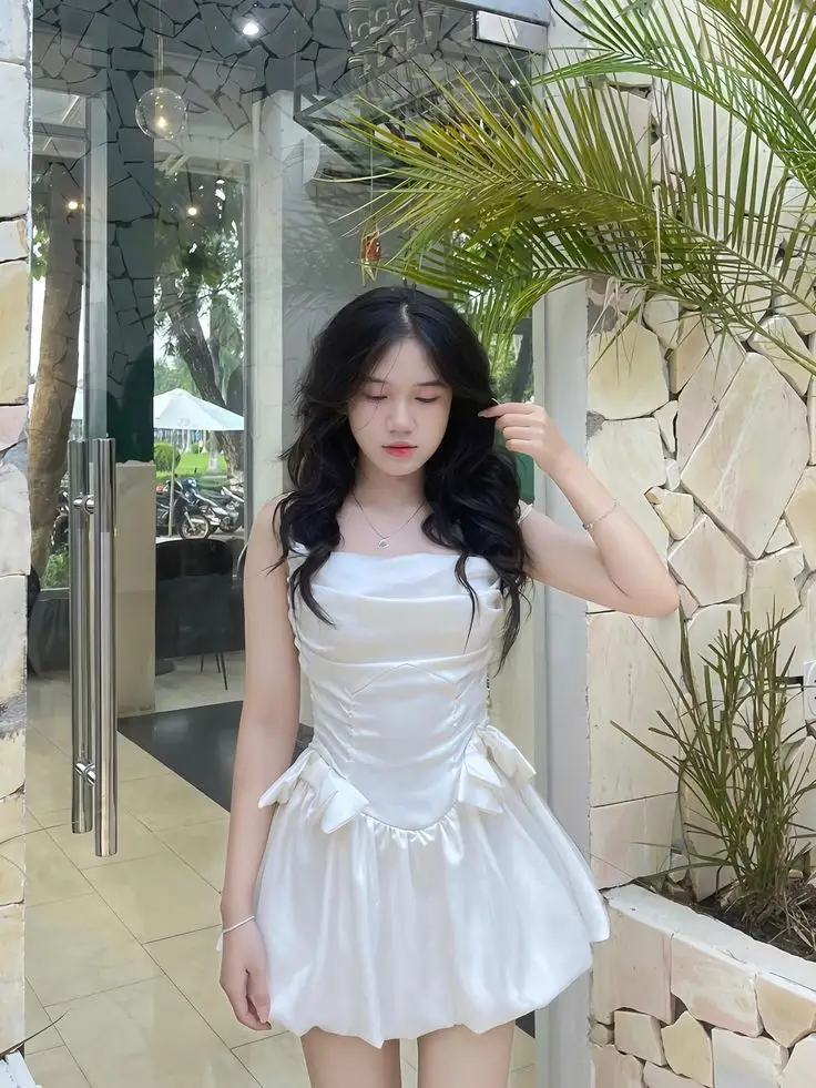 Gái Xinh Mặc Váy Ngắn: Hình Ảnh Thời Trang Nữ Tính 34