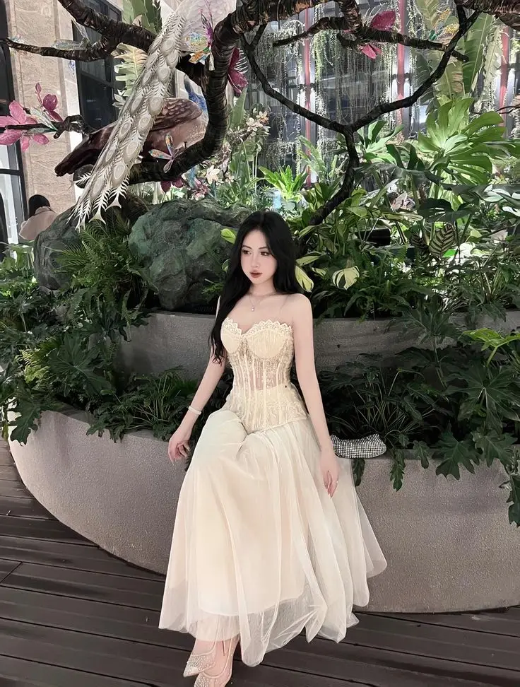 Gái Xinh Mặc Váy Ngắn: Hình Ảnh Thời Trang Nữ Tính 36