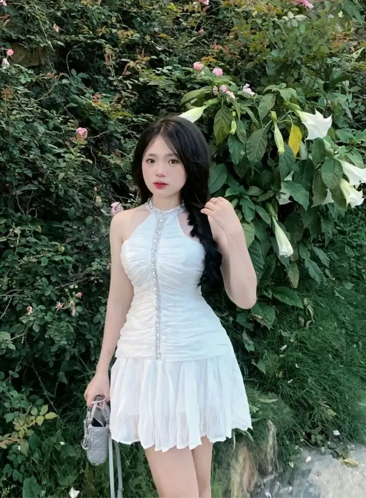 Gái Xinh Mặc Váy Ngắn: Hình Ảnh Thời Trang Nữ Tính 38