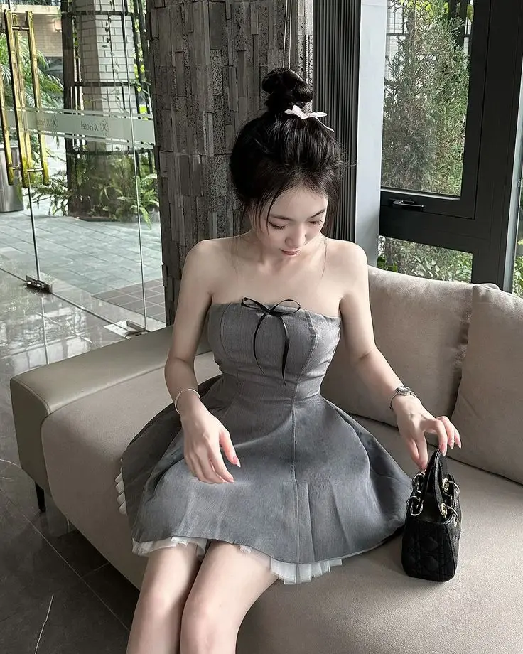 Gái Xinh Mặc Váy Ngắn: Hình Ảnh Thời Trang Nữ Tính 39