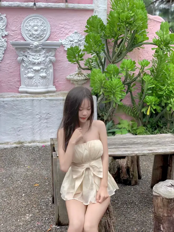 Gái Xinh Mặc Váy Ngắn: Hình Ảnh Thời Trang Nữ Tính 40