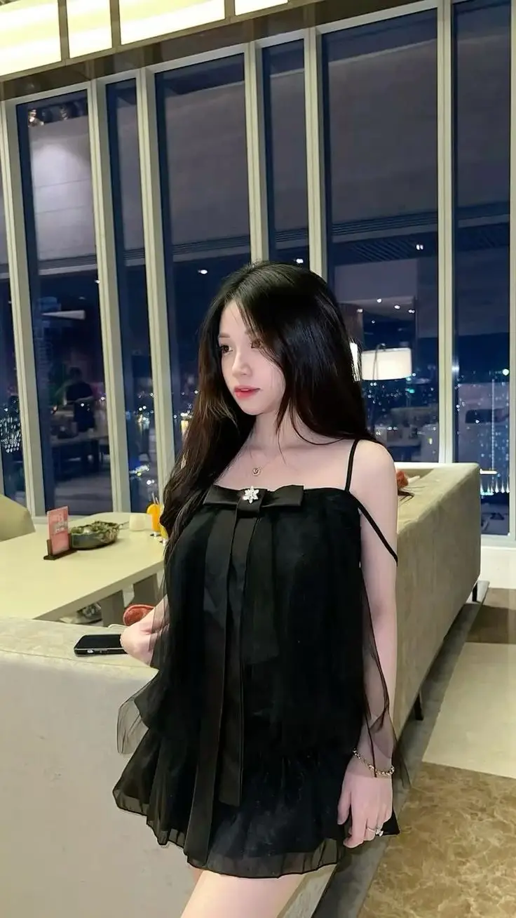 Gái Xinh Mặc Váy Ngắn: Hình Ảnh Thời Trang Nữ Tính 53