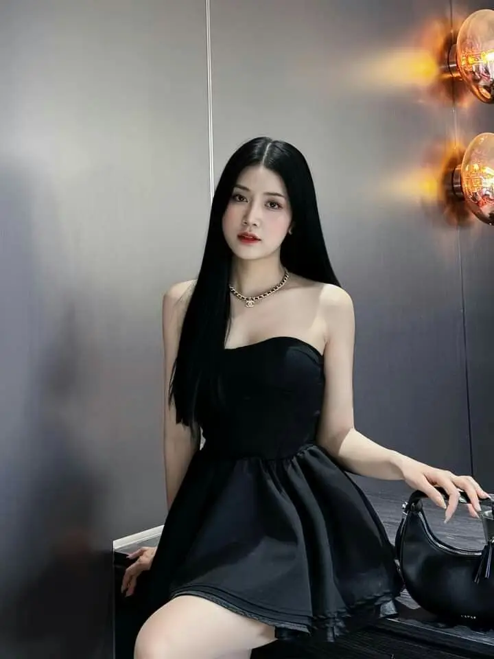 Gái Xinh Mặc Váy Ngắn: Hình Ảnh Thời Trang Nữ Tính 60