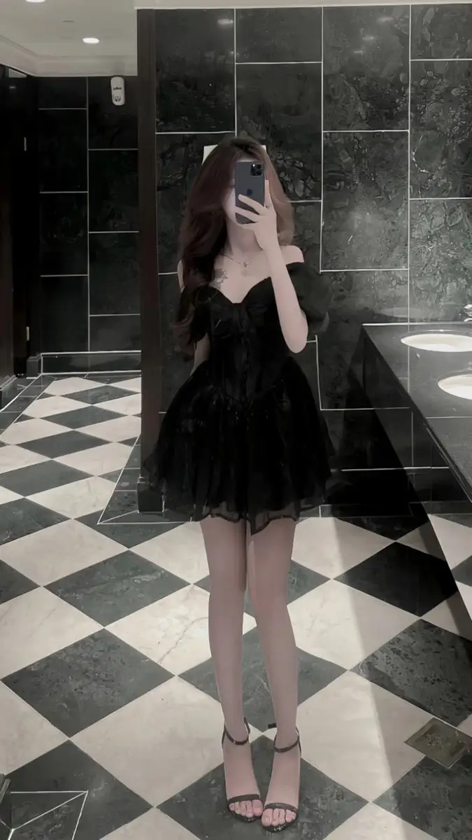 Gái Xinh Mặc Váy Ngắn Đen - Tỏa Sáng Với Phong Cách Nữ Tính 2