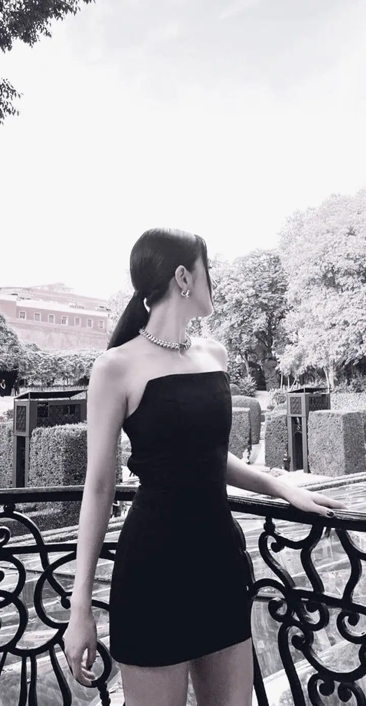 Gái Xinh Mặc Váy Ngắn Đen - Tỏa Sáng Với Phong Cách Nữ Tính 3