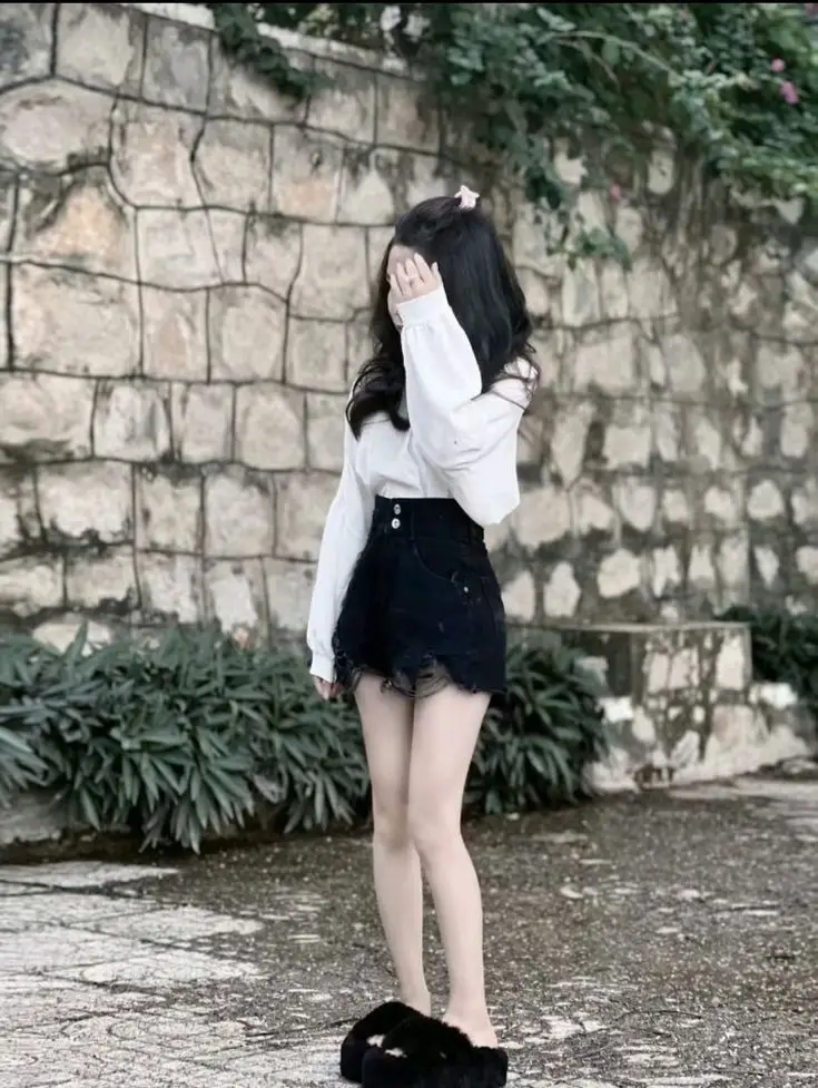 Gái Xinh Mặc Váy Ngắn Đen - Tỏa Sáng Với Phong Cách Nữ Tính 5