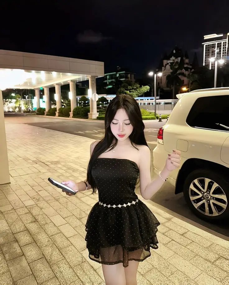 Gái Xinh Mặc Váy Ngắn Đen - Tỏa Sáng Với Phong Cách Nữ Tính 6