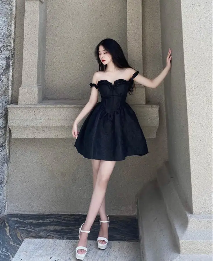 Gái Xinh Mặc Váy Ngắn Đen - Tỏa Sáng Với Phong Cách Nữ Tính 8